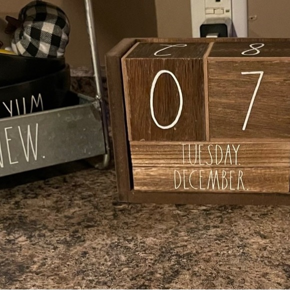 🗓️Rae Dunn Block Calendar 🗓️ - Picture 5 of 14